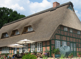 reetgedecktes Fachwerkhaus mit weißen Holzfenstern mit Sprossen von wfb